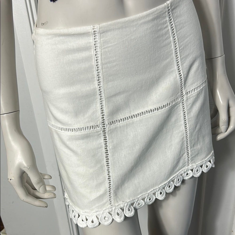 Zara White Linen mini Skirt. 3/4 Zip In The Back